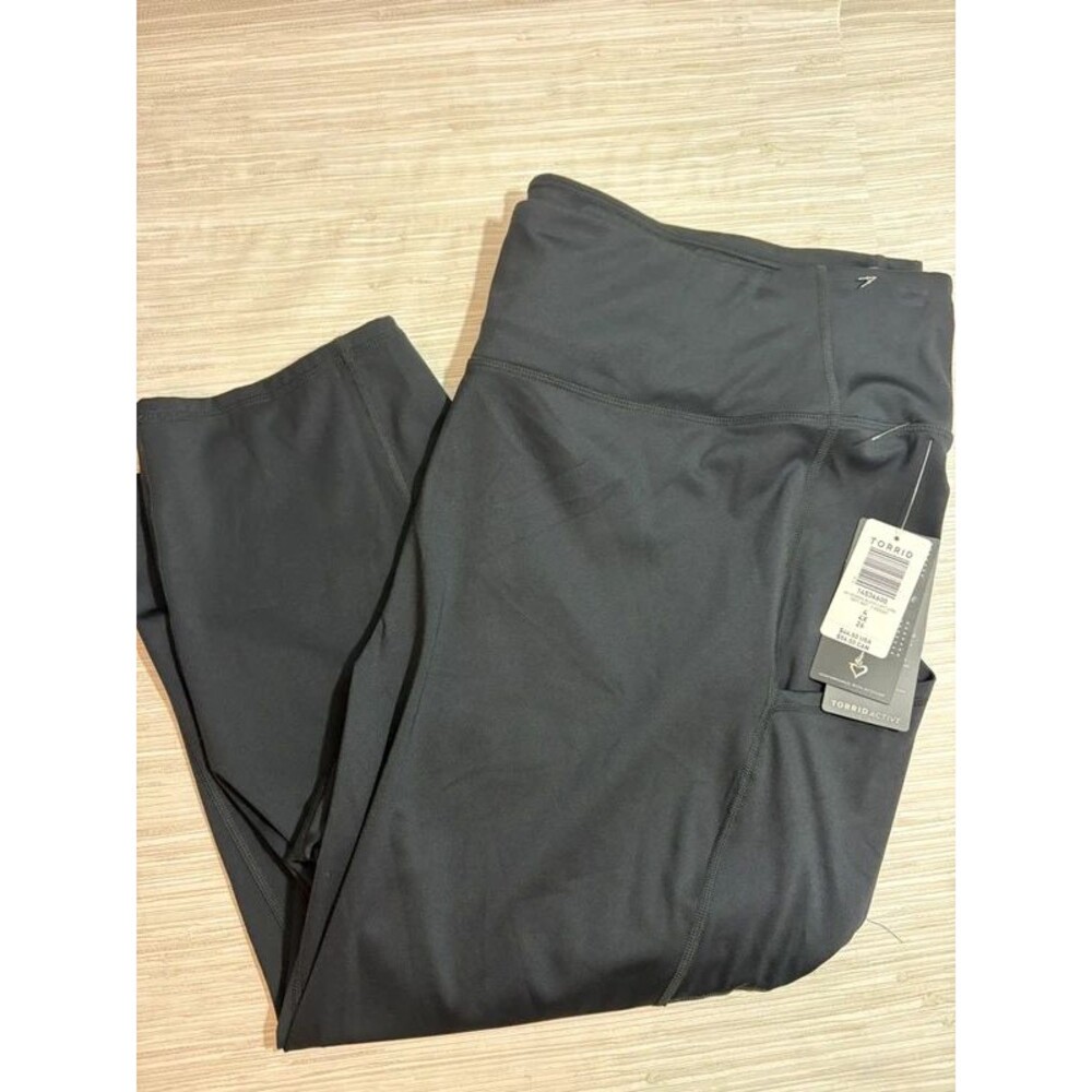 NEW TORRID 4X plus size active capri leggings solid black with side pocket NWT